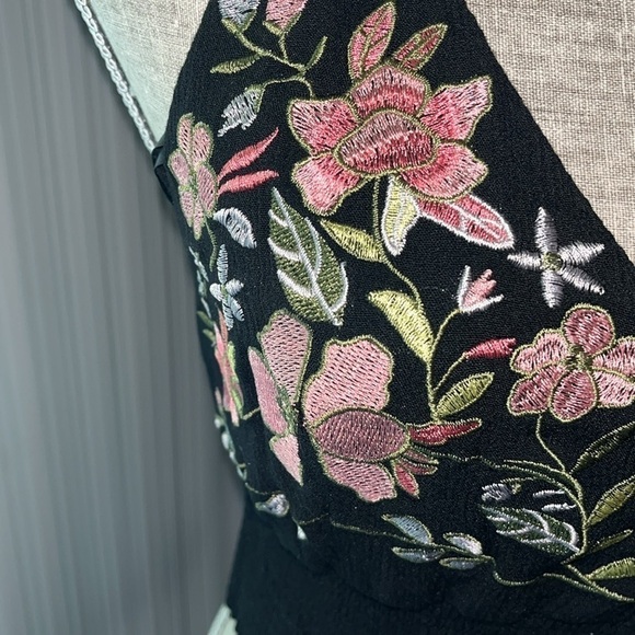 Forever 21 Floral Embroidered Cropped Cami size Large - Picture 4 of 6